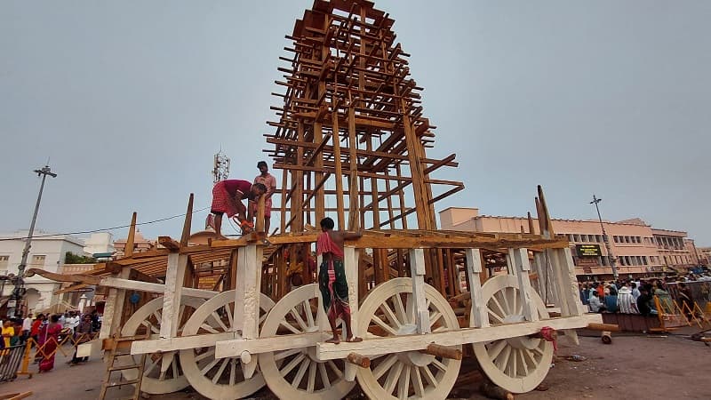 Four-wheeled fitting for harnessing horses to three chariots
