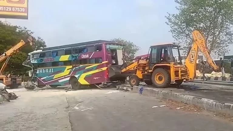 6 people killed and 20 injured in a collision between a bus and a truck in Gujarat's Badodara
