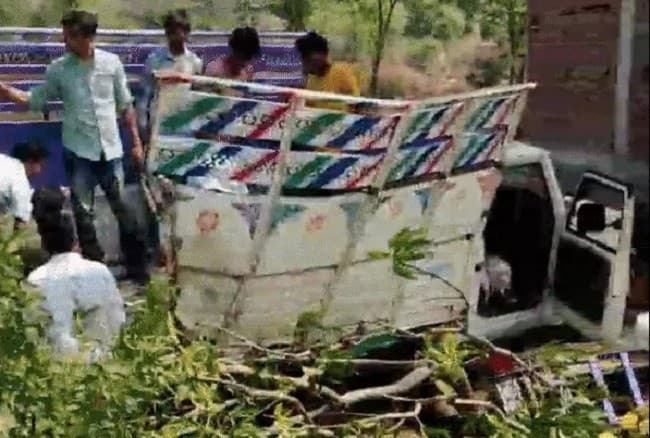 Collision between pickup truck and truck in Chhindwara, MP; 5 laborers killed and 18 injured.