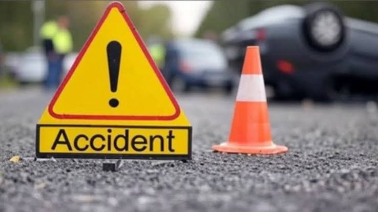 Out-of-control truck rams into pickup in Chhindwara, MP; 6 laborers killed and 20 injured.