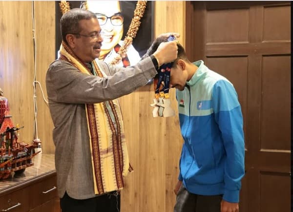Dharmaendra Pradhan meets Akash Ranjan Mund, medalist at World Ability Sports Youth Games, congratulates him