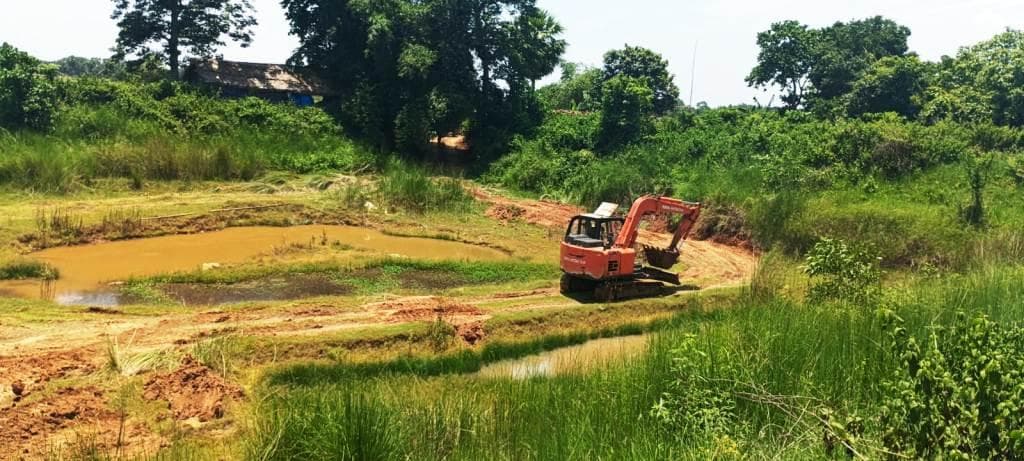 Illegal extraction of soil and sand from the banks of the Ganguti River, open-pit mining is increasing the risk of flooding, the administration is silent