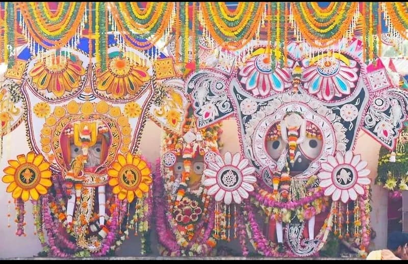 The four deities appeared in the Gajanan (Lord Ganesha) attire, offering a rare darshan to hundreds of thousands of devotees.