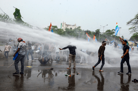 Student protest over teacher recruitments at varsities turns tense in Patna, police use water cannons