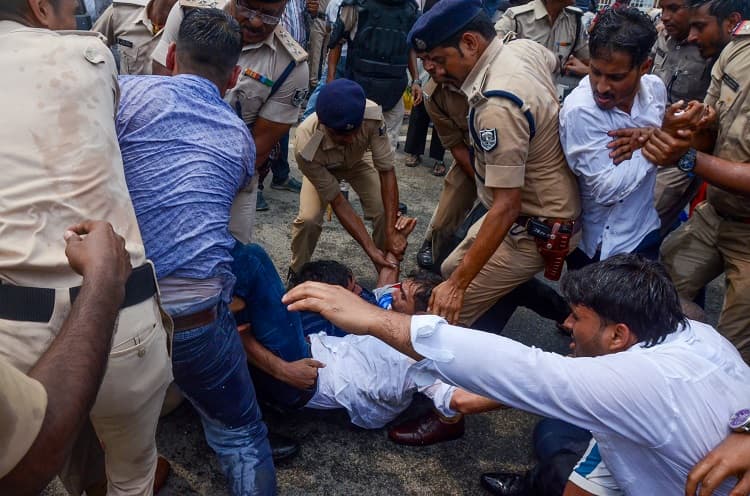 Bihar: Student protests intensify, police use water cannons