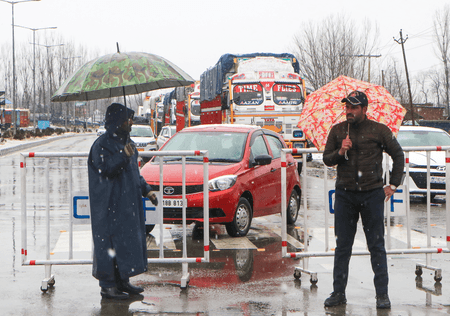 Vehicle that jumped security barricade on Srinagar-Jammu highway found, no sign of occupants (Lead)