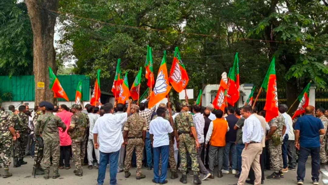 BJP protests amidst JPSC-JSSC aspirants' siege of the Legislative Assembly; demands Chief Minister's resignation.