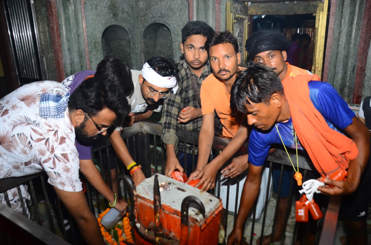 मुरादाबाद : हर-हर महादेव के जयकारों से गूंजे शिवालय, श्रद्धालुओं में दिखा उत्साह
