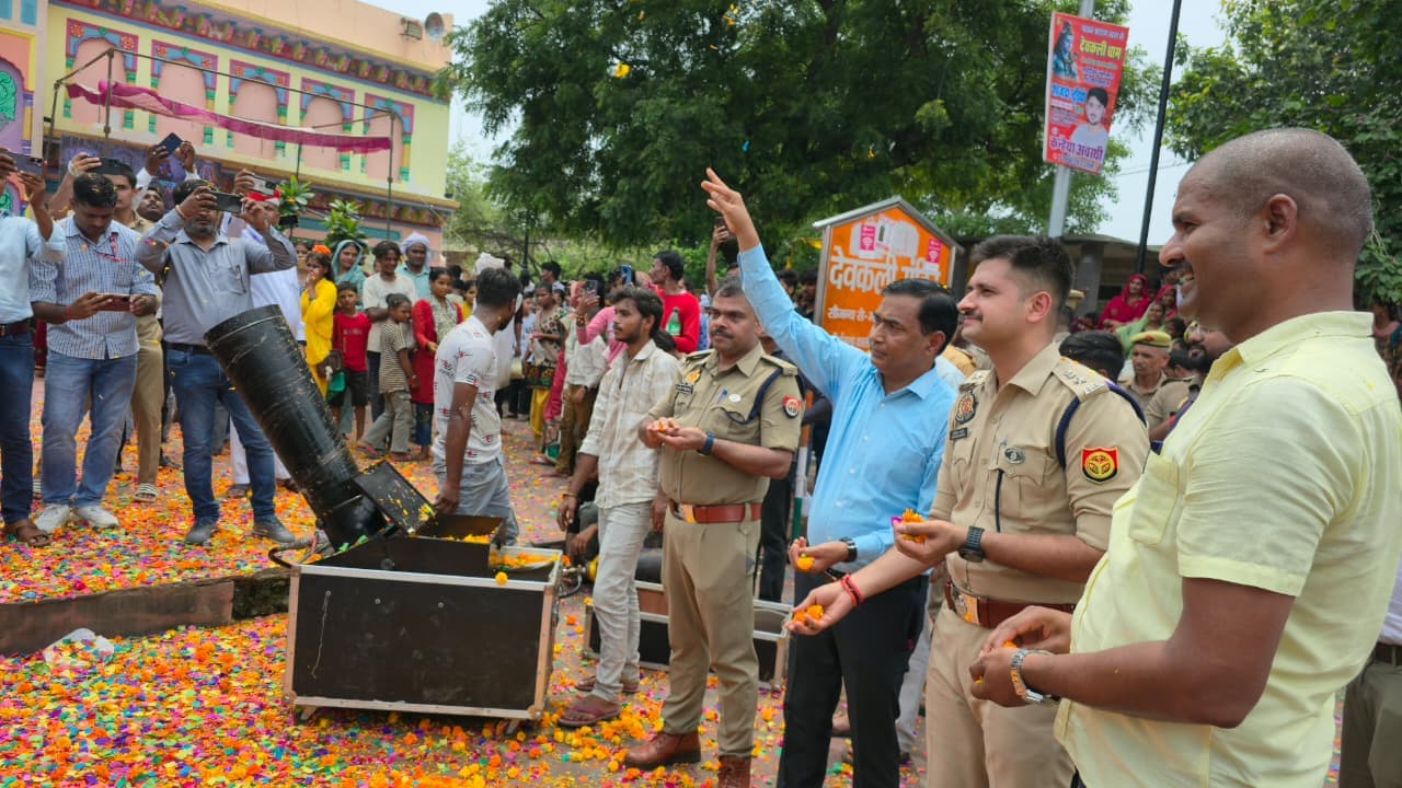 Auraiya: A massive surge of devotees was witnessed at Devkali Temple; the District Magistrate and SP showered flower petals on the Kanwariyas while inspecting security arrangements.
