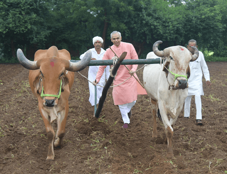Gujarat Governor advocates natural farming, citing improved soil fertility, cost savings
