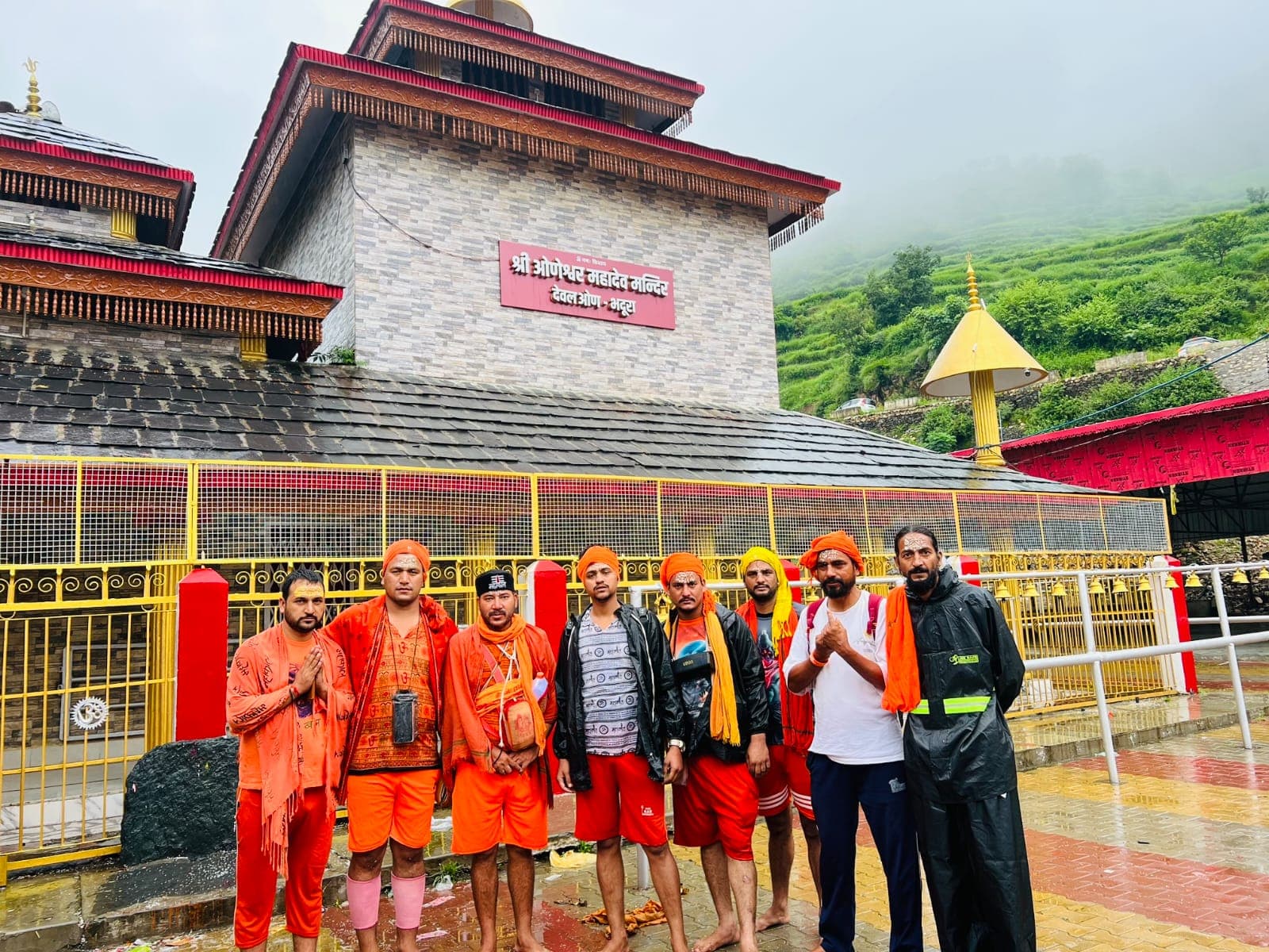 शिवशत्रि पर ओणेश्वर मंदिर में किया जलाभेिषेक