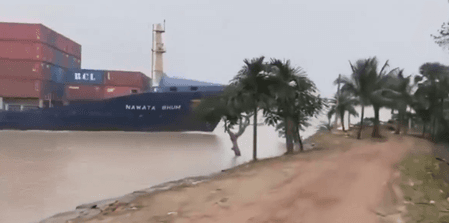 Bengal: Container ship hits Hooghly riverbank near Diamond Harbour