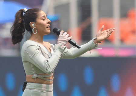 Sunidhi Chauhan shares experience of taking hot seat in ‘KBC’ opposite Big B