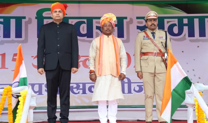 Baster Mp Hoists Flag On First Independence Day Of