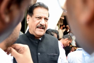 Prithviraj Chavan claims Gopinath Munde considered joining Cong; Pankaja Munde hits back