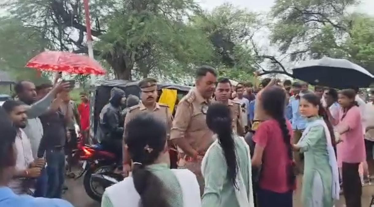 Mahoba Students Jam Jhansi Nh