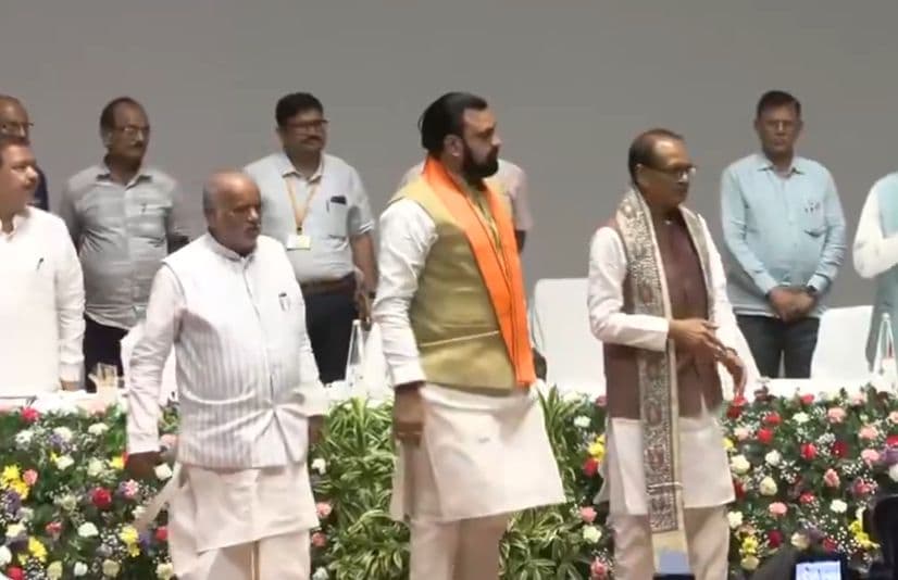 Shivraj handed over house keys to Awas Yojana beneficiaries in Patna.