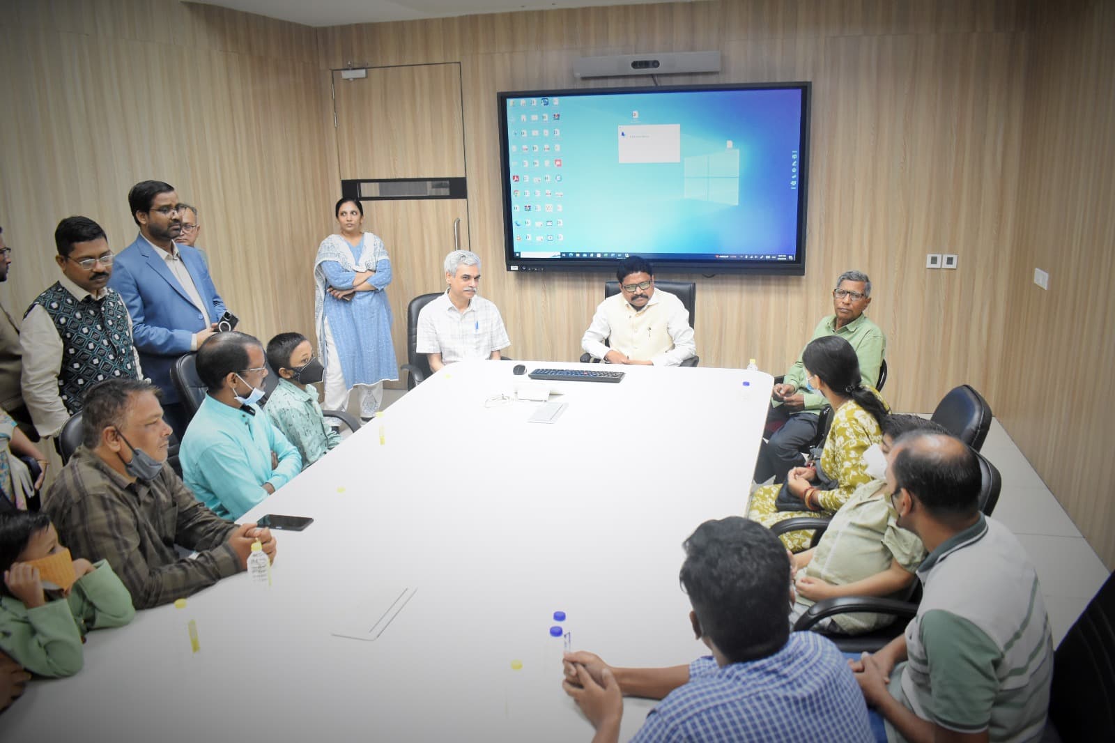 Health Minister Mukesh Mahalinga visits Institute of Kidney Diseases and Research Centre in Ahmedabad, takes stock of advanced transplant facilities