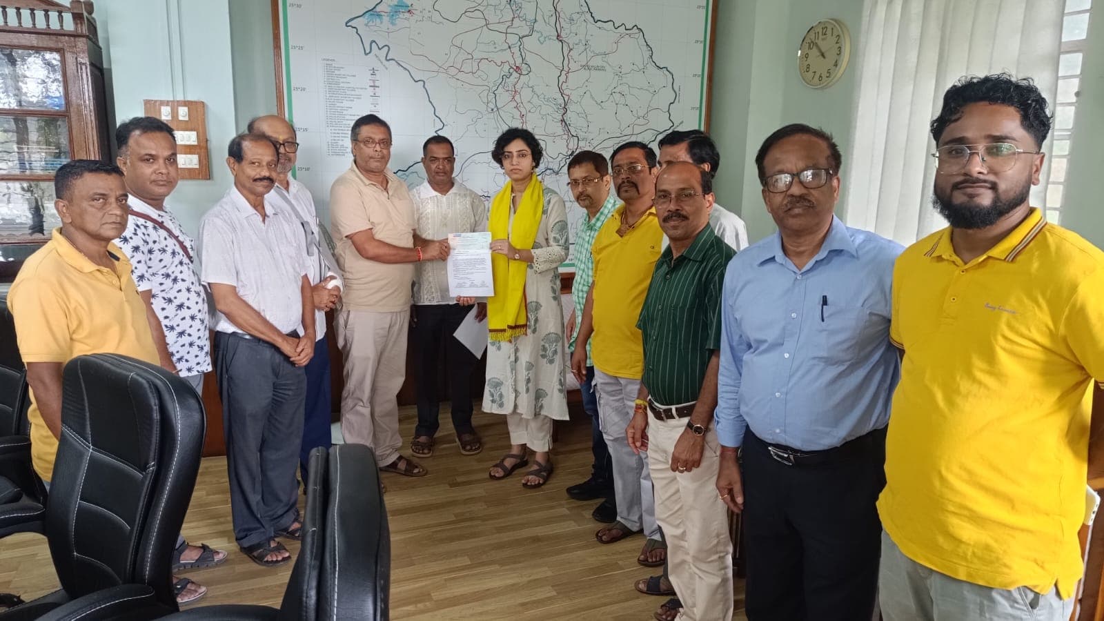 Bangali Parishad contributes ₹60,500 to the Chief Minister's Relief Fund for flood victims.