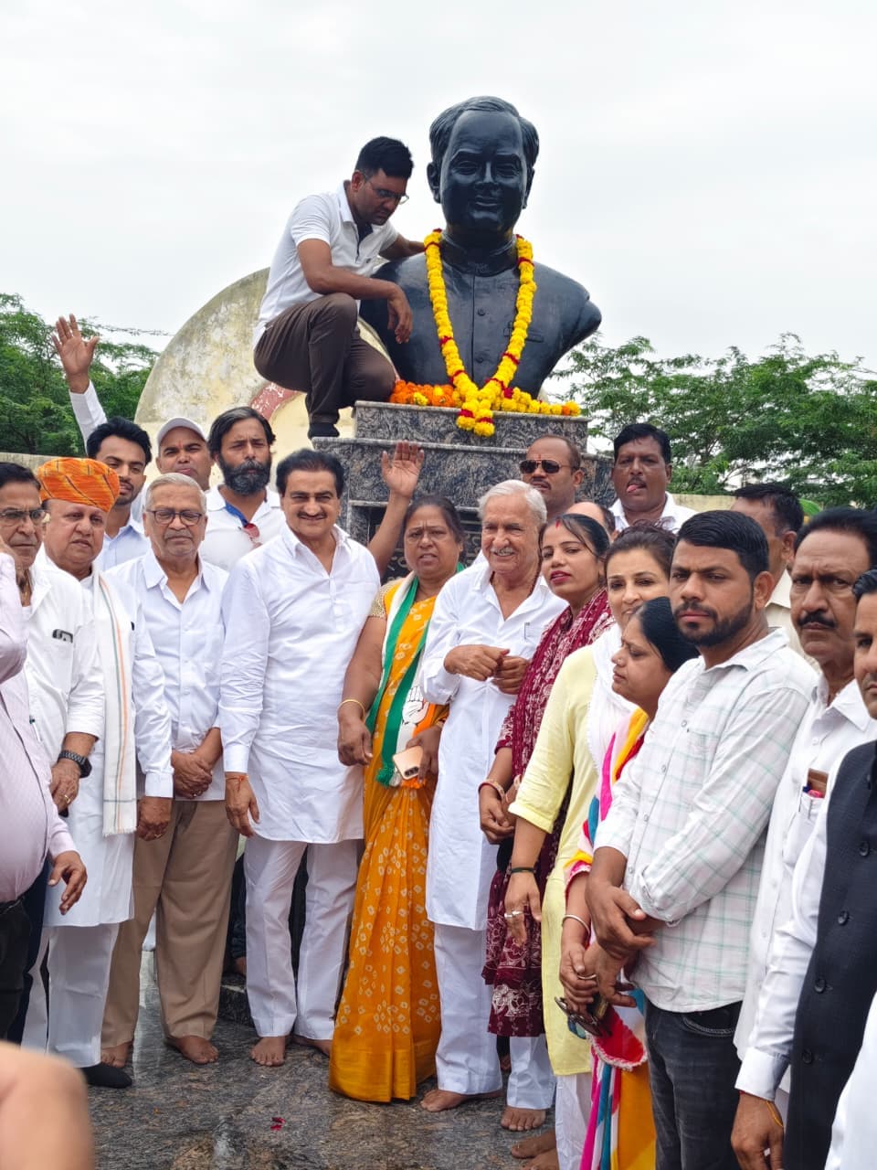 Congress Pays Emotional Tribut