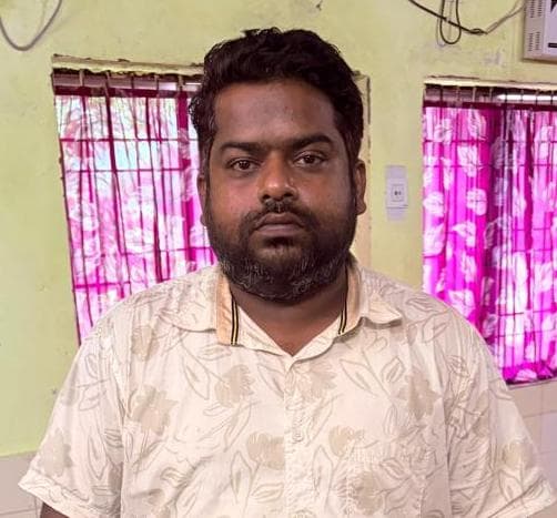 Block Program Manager of Kujang CHC caught by Odisha Vigilance while taking ₹20,000 bribe