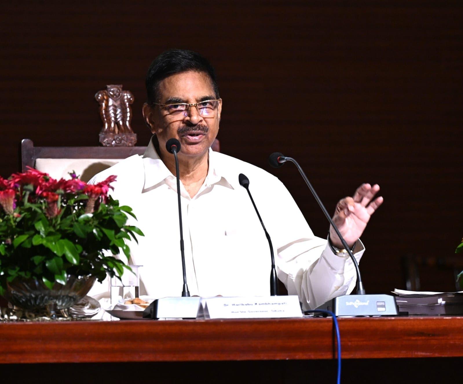 Hindi should evolve with time and connect with the younger generation: Governor