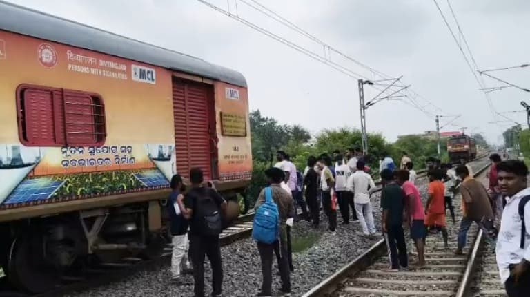 A railway passenger narrowly escaped from a major accident: the engine left the carriage of the speeding train