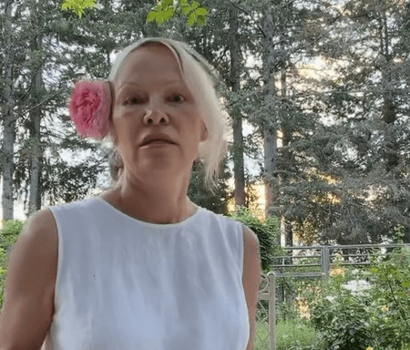 Pamela Anderson’s mantra: Live romantically wherever you are