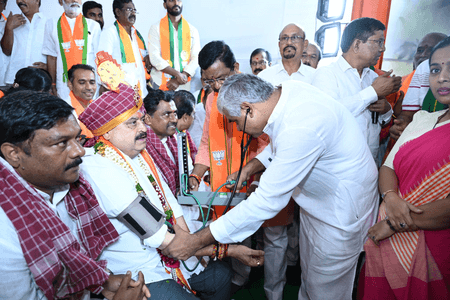 Telangana BJP chief ends hunger strike after taking ill