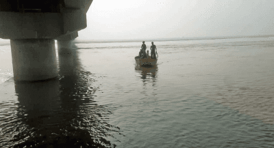 Bhagalpur boat capsize: Two labourers still missing, administration orders action against contractors (Lead)