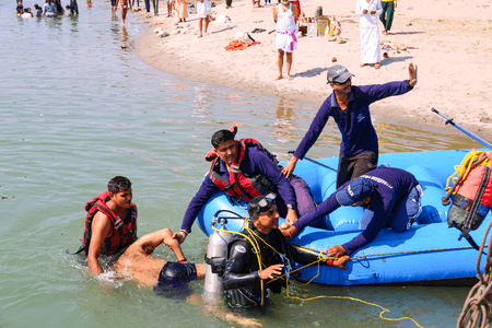 MP: Father and son swept away in Narmada River, rescue operation underway