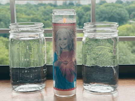 Anne Hathaway pays tribute to Dolly Parton with candle-lit memory