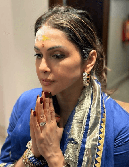 Isha Koppikar shares a spiritual moment as she performs Rudrabhishek